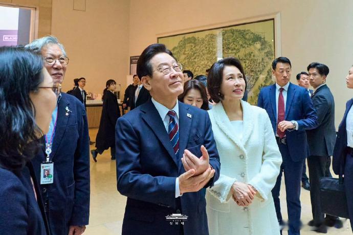 李在明出席BLACKPINK新专试听会 韩国总统李在明及第一夫人参观了在韩国国立