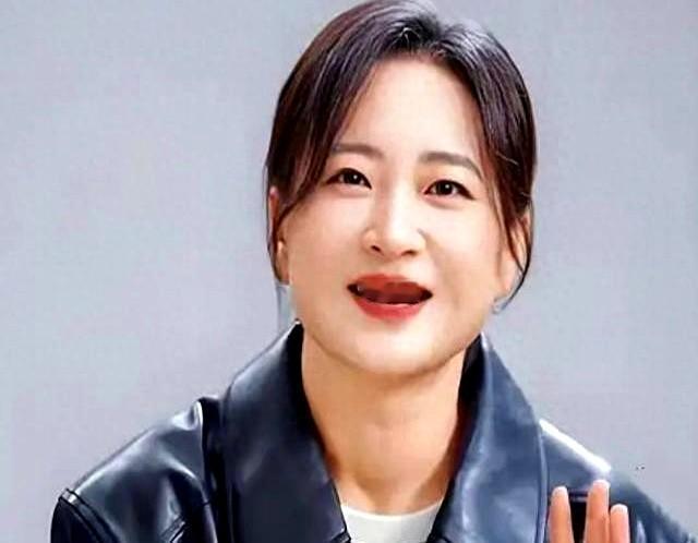 高手从不让尴尬落地。

贾玲一进门，开玩笑“抱怨”张小斐没给自己争取角色，哪怕演