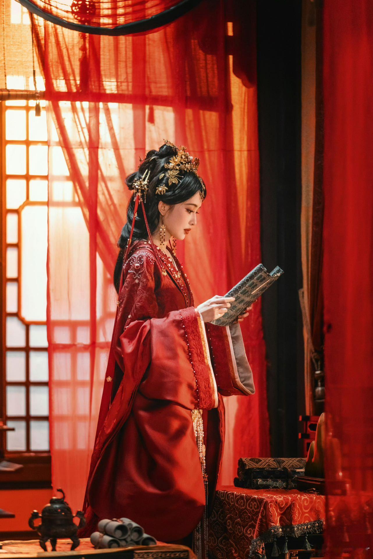 孟子义晒百花杀大婚照 孟子义的大婚照真的太美了！红衣似火，凤冠璀璨，她完美诠释了