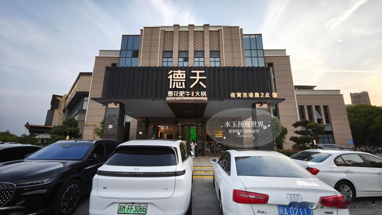 总有人执着奔赴网红商圈人声鼎沸的门店，却忽略藏在居民区烟火褶皱里的美味，世贸河滨