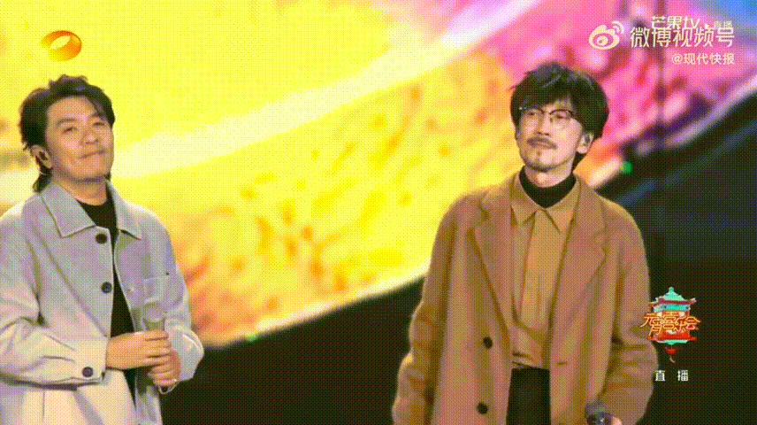 周传雄阿杜元宵喜乐会舞台被这两位的舞台修养圈粉！全程儒雅从容，不抢不闹，只用歌声