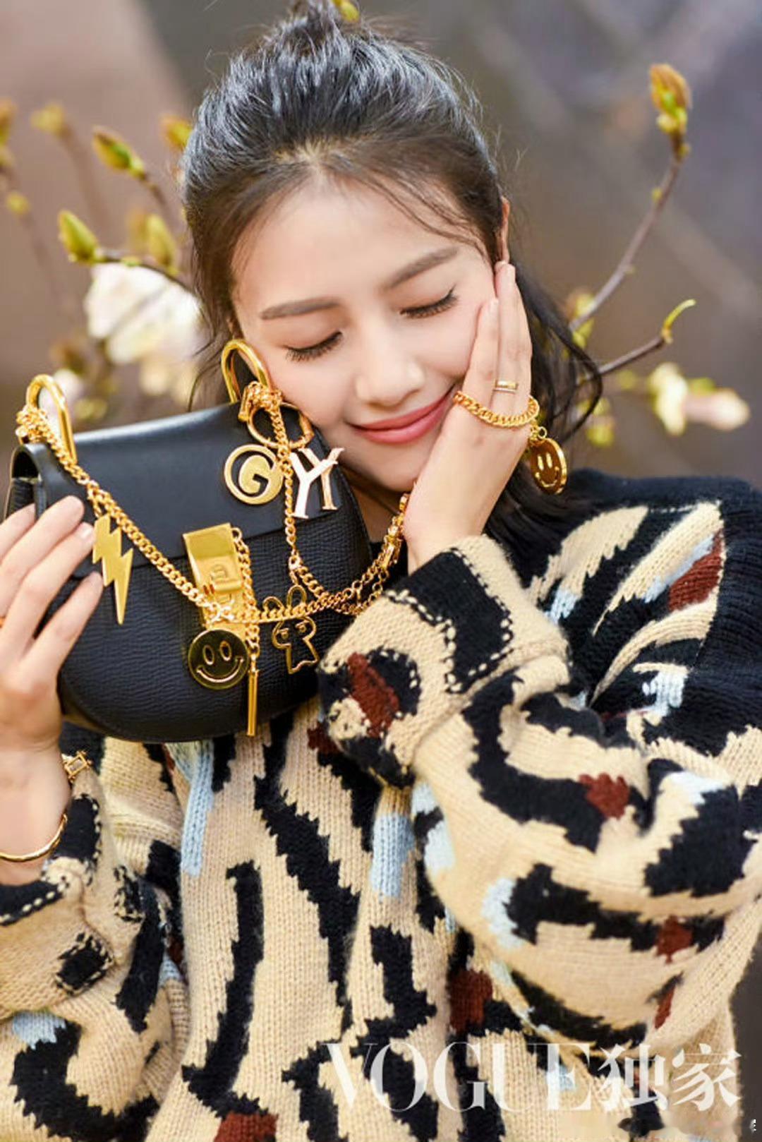 多组造型尽显时尚魅力，或甜美、或酷飒、或俏皮，穿搭风格多元，从时尚大片到日常穿搭