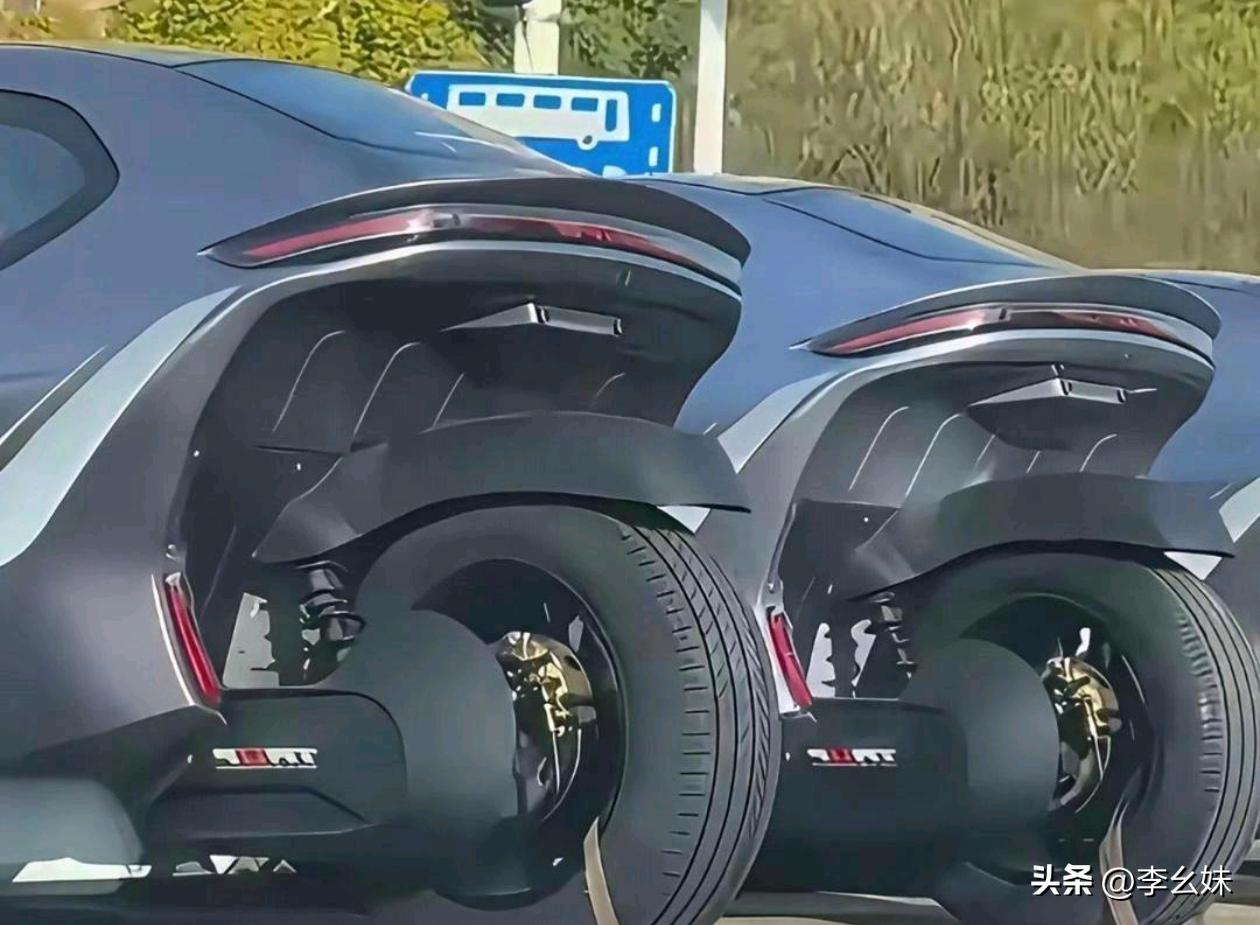 这是摩托车还是汽车？