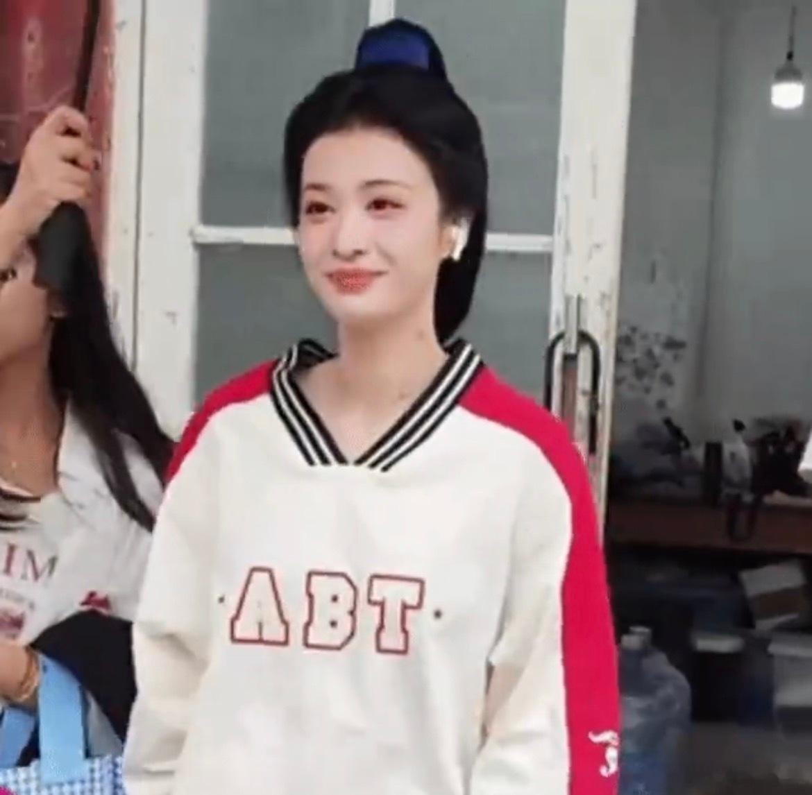 王楚然只能笑卢昱晓不敢笑两个人的表情看起来都好命苦啊所以为什么一个只能笑一个不敢
