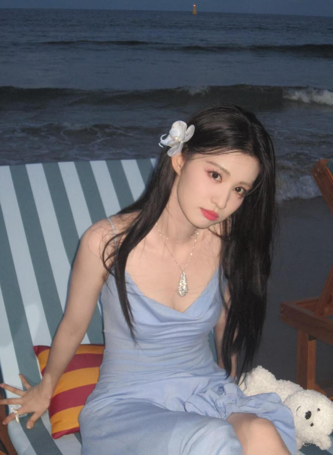 王楚然
《多面镜》
 
紫雾里，水晶垂成星子的泪
你低头，把光折成碎影
像把心事