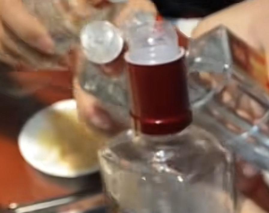 劝酒出了那么多的事后，没想到还有人疯狂劝酒，这不又出了事！
这起事件是发生在浙江