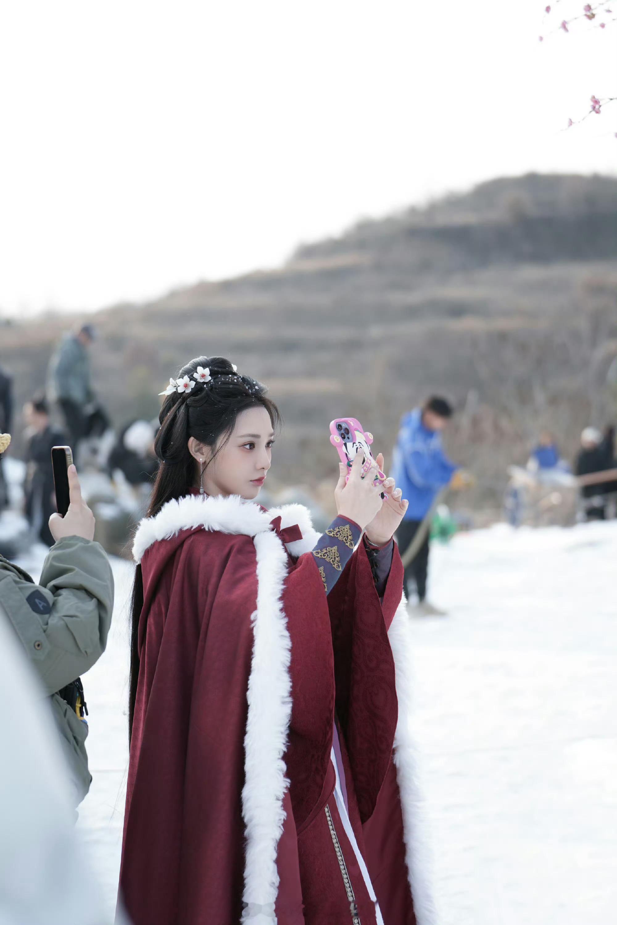 彭小苒粉色财神手机壳太抢镜 