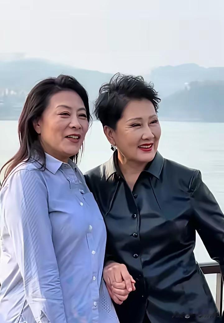 张凯丽眼睛怎么了？
    爱美之心人皆有之。张凯丽这双眼皮拉得像什么一样好不自