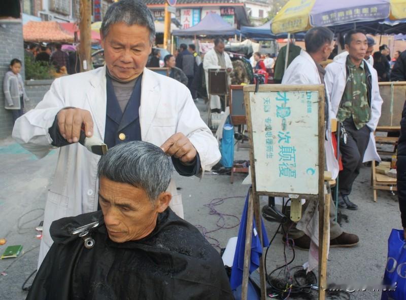 我是穷人，没有剪头发花过200元一次，最多只花过二十多元一次的。
我曾城乡两栖，