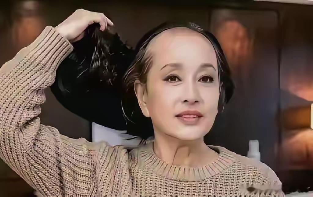 她75岁了，爱美也不意外。唯独让我没想到的是，刘晓庆摘掉假发露出白发，大家全喊比