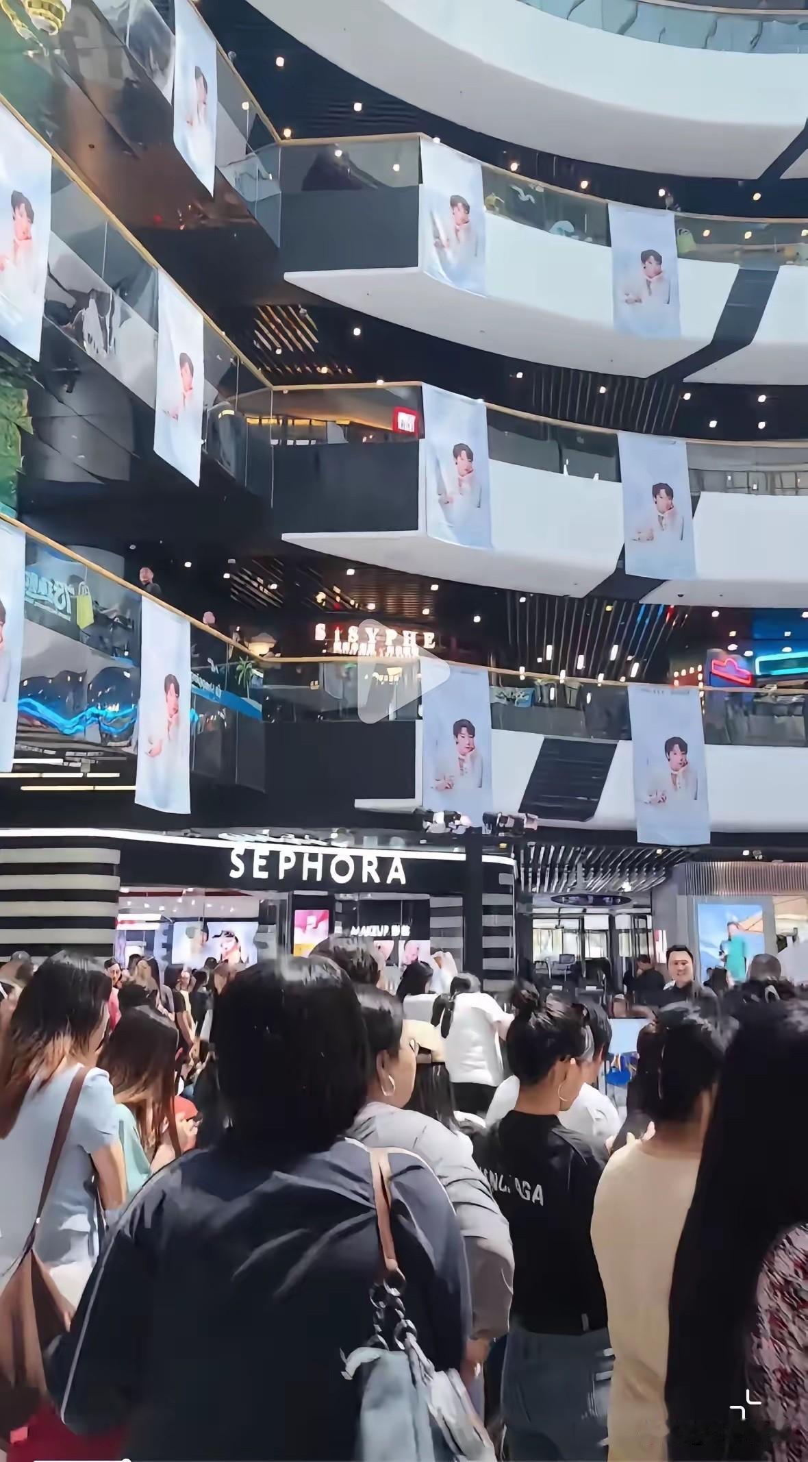 7月21日王曼昱见面会下午两点开始，还没有开始，现场已经人山人海啦！
王曼昱出席