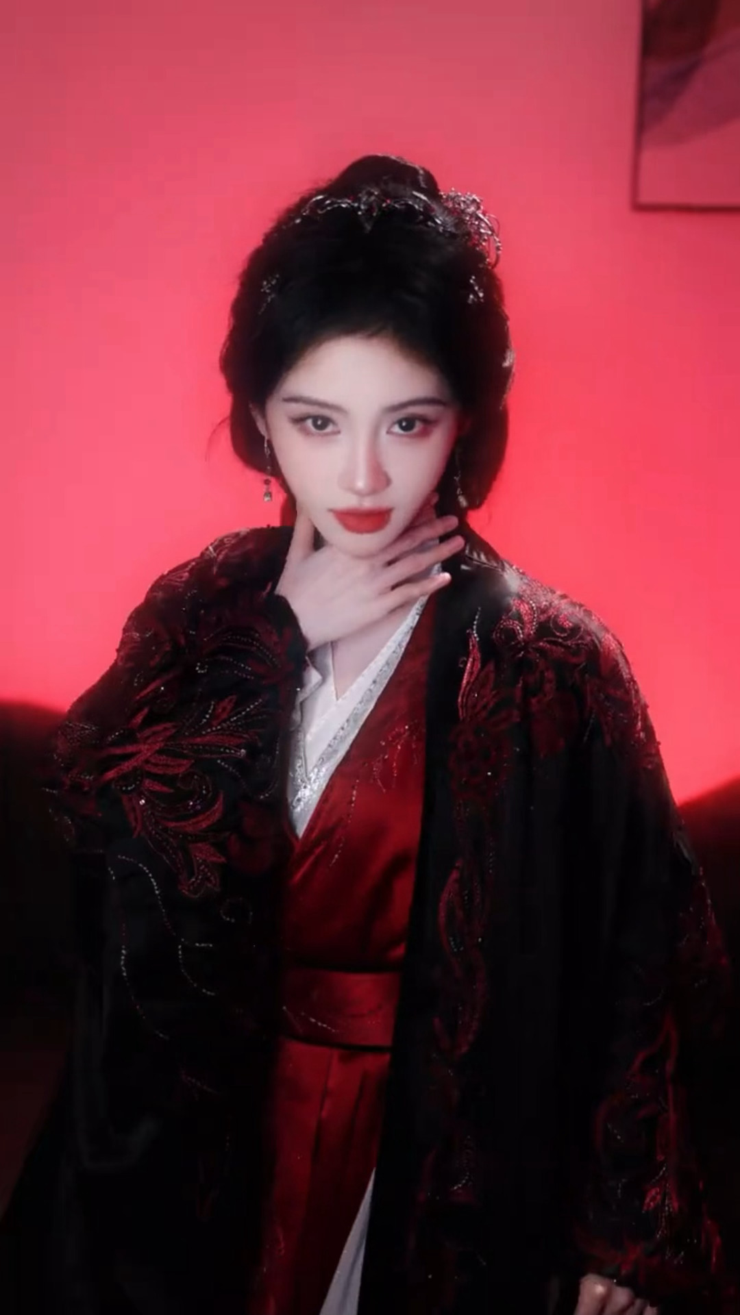 鞠婧祎露芜衣变装转场，好丝滑的小狐狸🦊 