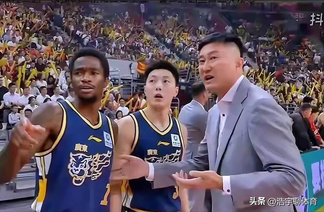 焦泊乔离队另有隐情，朱芳雨启动交易计划，杜峰粗暴式执教再尝恶果，宏远老板买单。