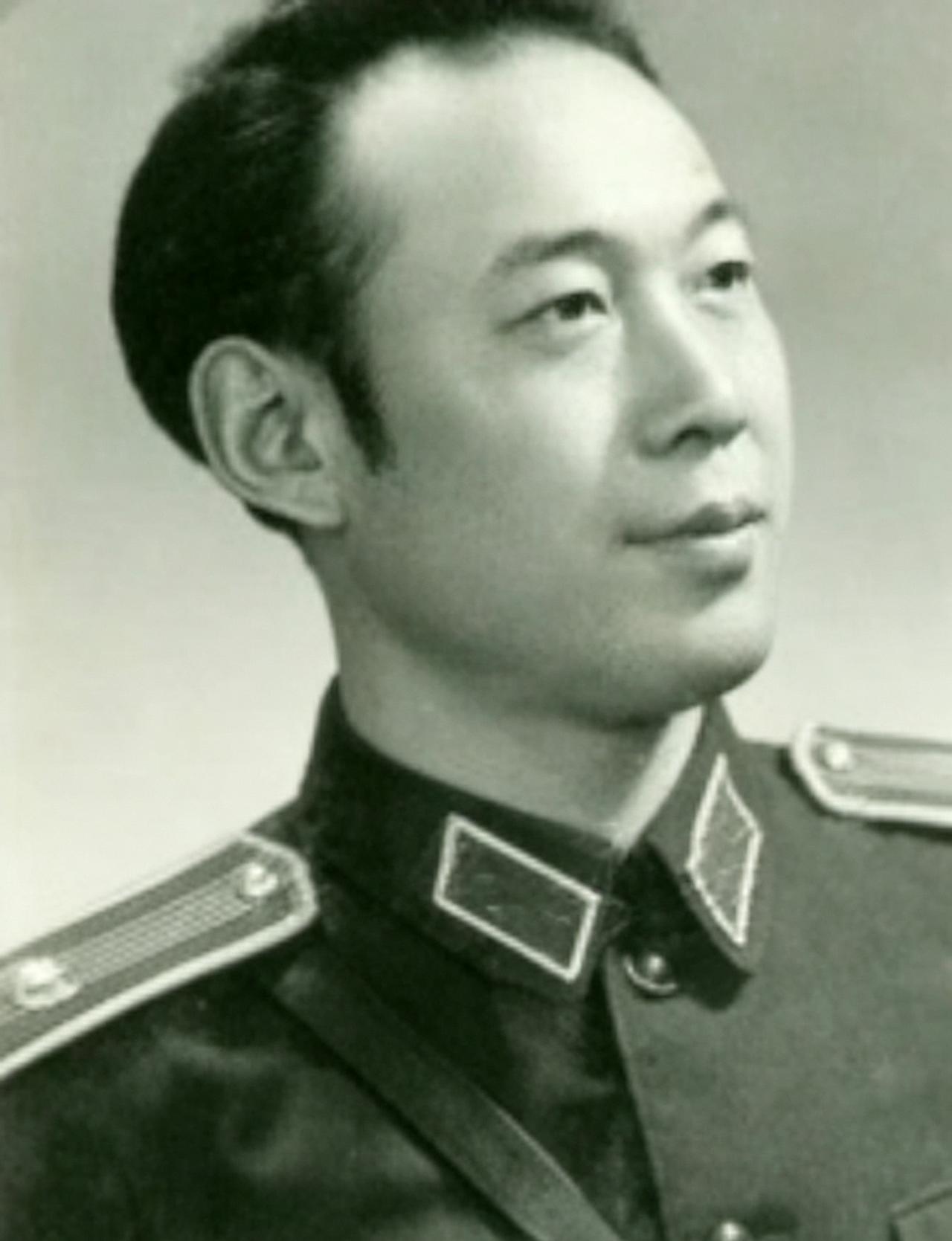 你还记得南京军区前线话剧团的演员张钟英吗？在电影《东进序曲》里，他饰演新四军挺进