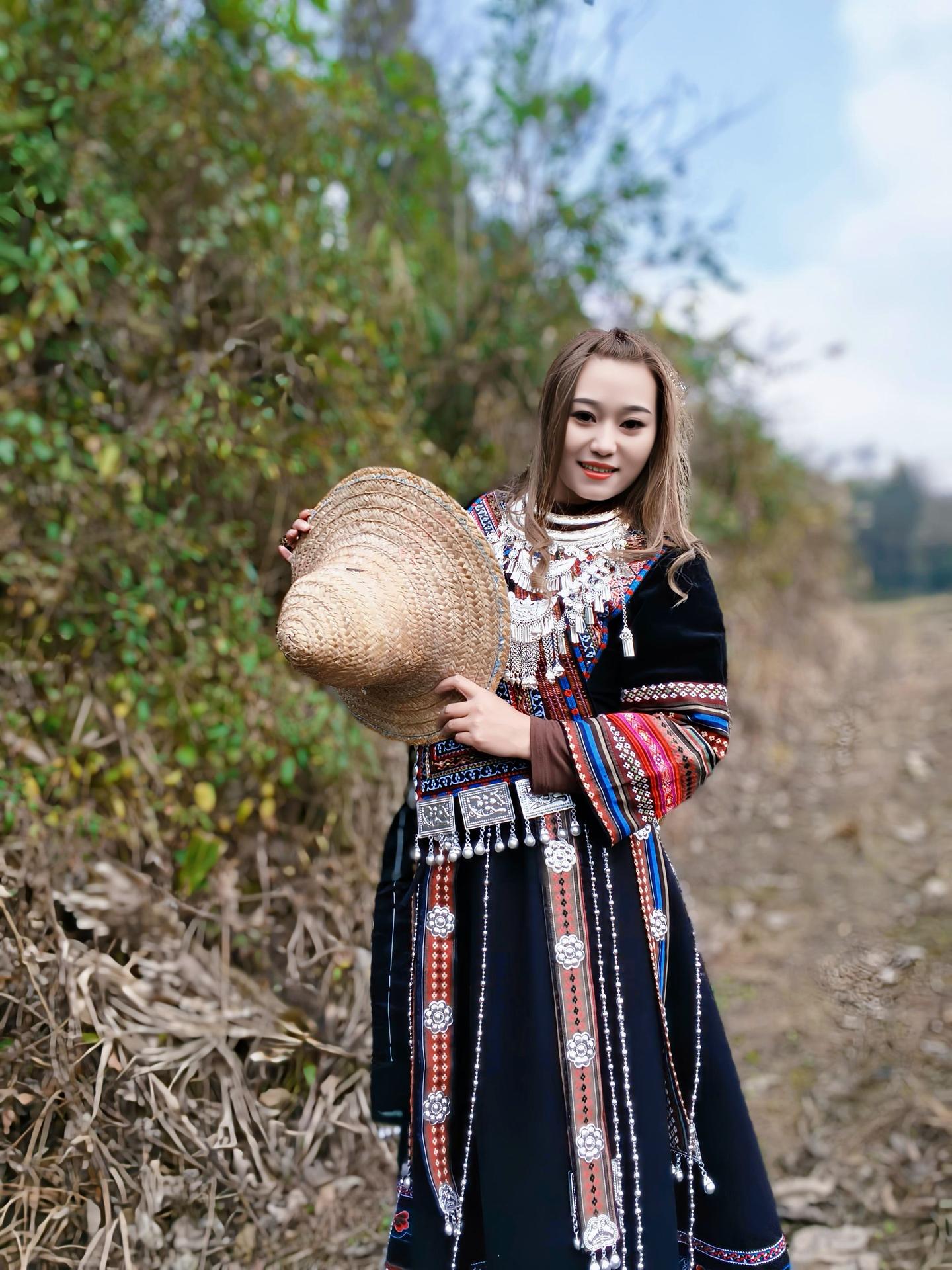 阳光正好，微风正暖，今天做回苗家阿妹