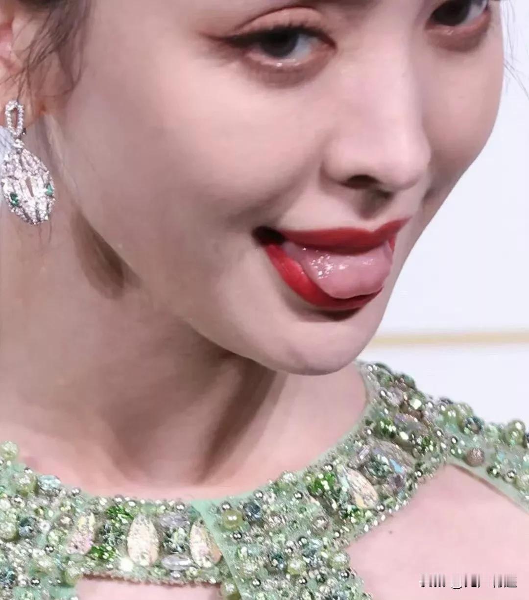 古力娜扎为什么觉得吐舌头很可爱？可她已经过了可爱的年纪，再这样做，看起来不是可爱