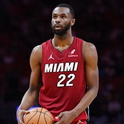 热火官方消息：维金斯（脚趾伤势）缺席与湖人队的比赛。哈克斯（左髋紧张）出战成疑。