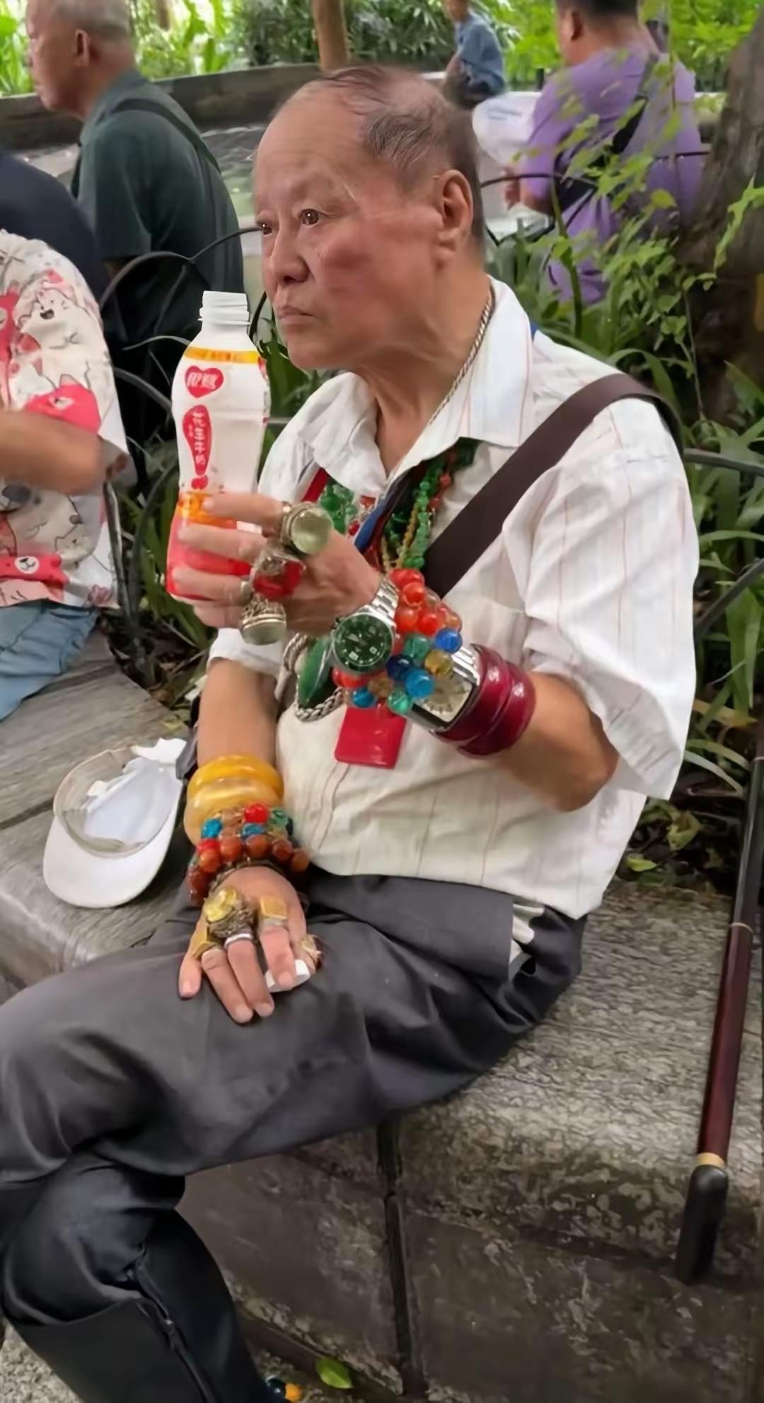公园里一位大爷，手腕子上脖子上挂满了各式各样的金链，手表，戒子，手镯，真是五花八
