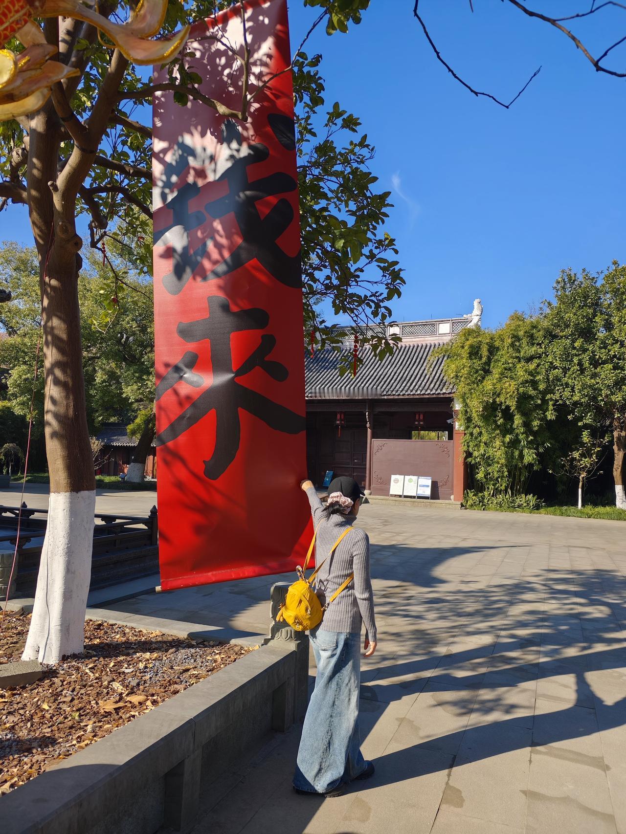 拥抱钱来寓意是好的，只不过幸福的生活需要通过自己的努力才能得到。意外之财来的太快