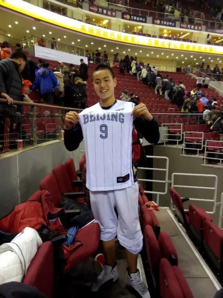 在此前做客北京北现场工作人员推搡后，李添荣更新社媒晒出了自己青少年时期效力北京青