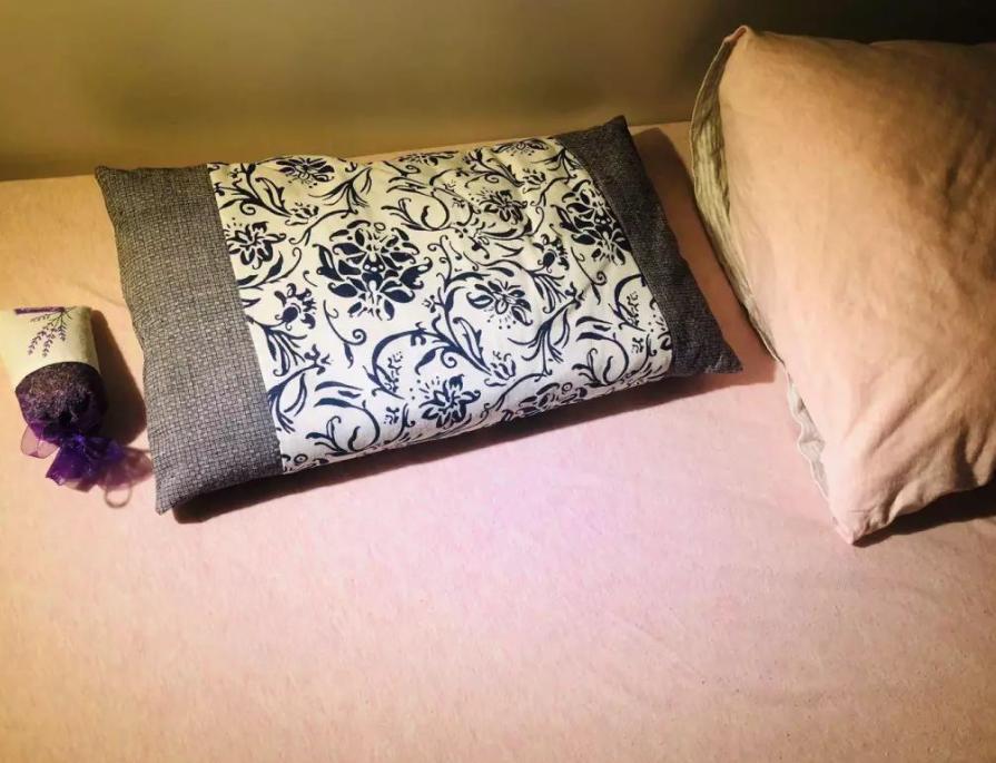 60岁大妈每天用艾叶枕睡觉，半年后去体检，医生称奇：值得一试

“你不会相信，自