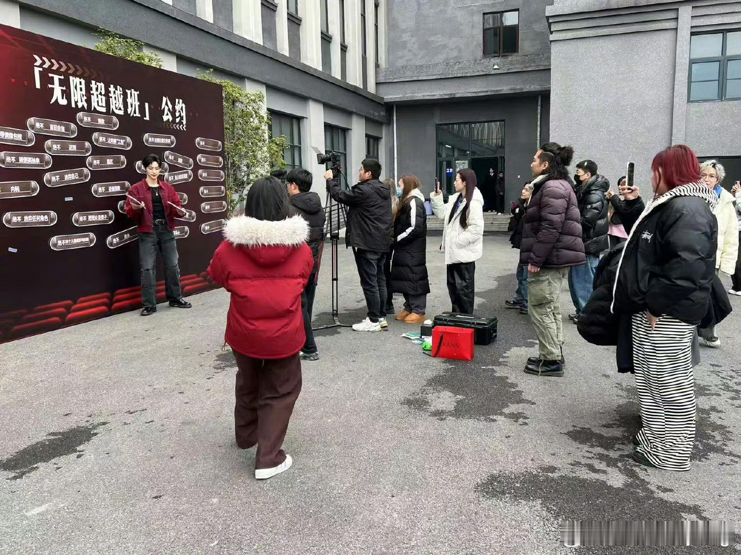 助理姐不语只是一味给颜安拍照  无限超越班 哈哈哈在最新一季无限超越版的路透里面