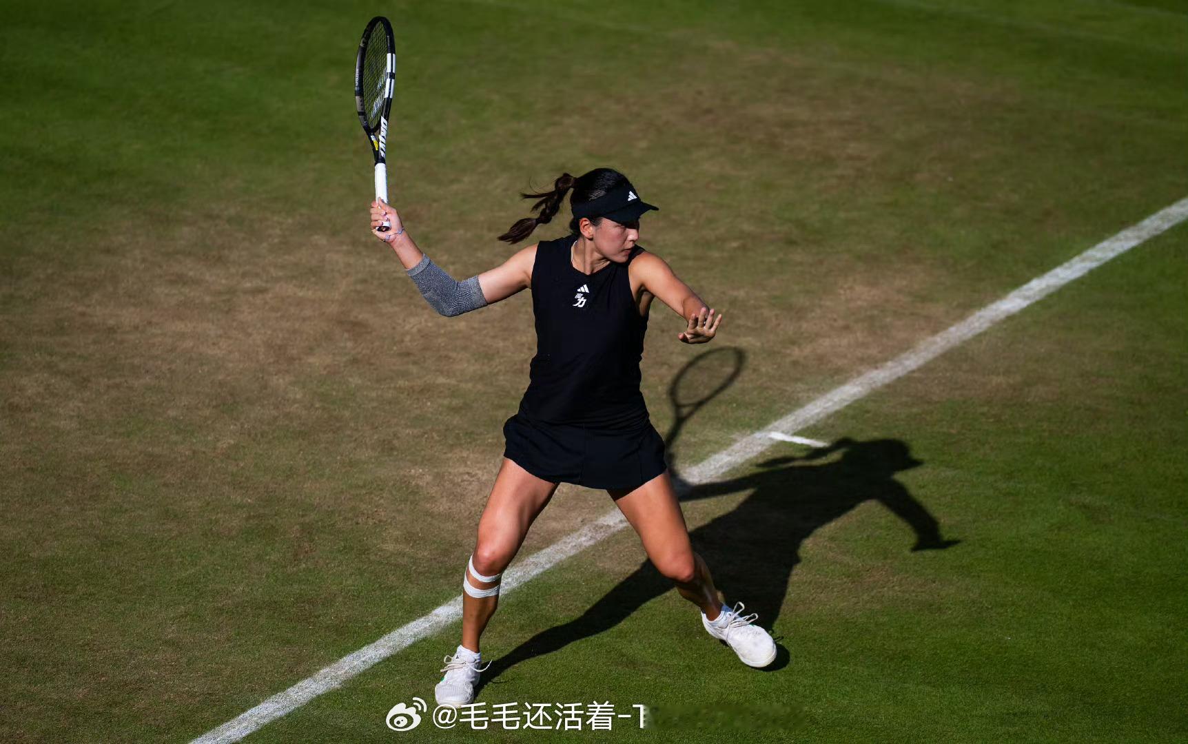 王欣瑜抢七6-2领先时连丢5分，7-7时发出双误7-8，两人你追我赶结果王欣瑜浪