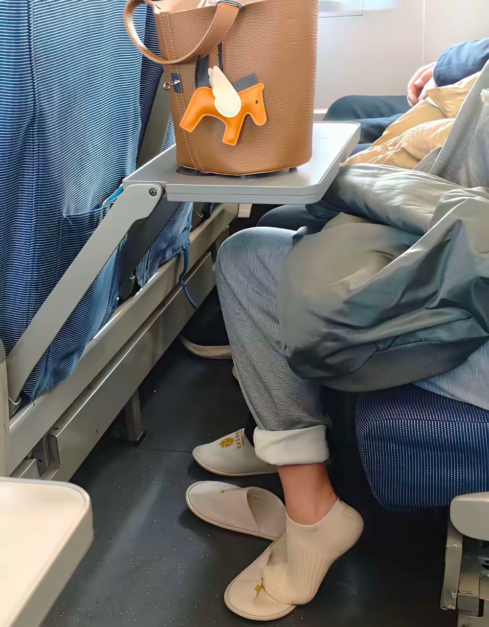 坐个高铁，也忒讲究了吧。 