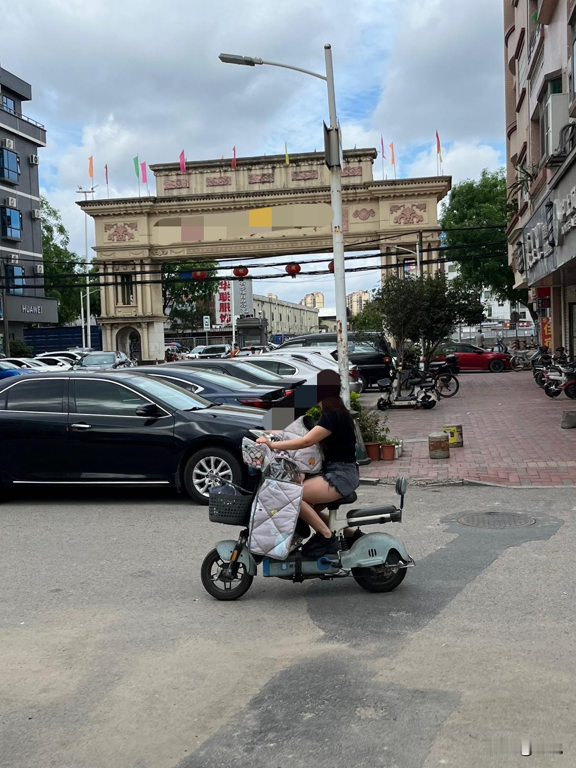 我发现，
在东莞，
出现这样一种现象：
有些人怨恨不平
因为马路边、人行道上
停