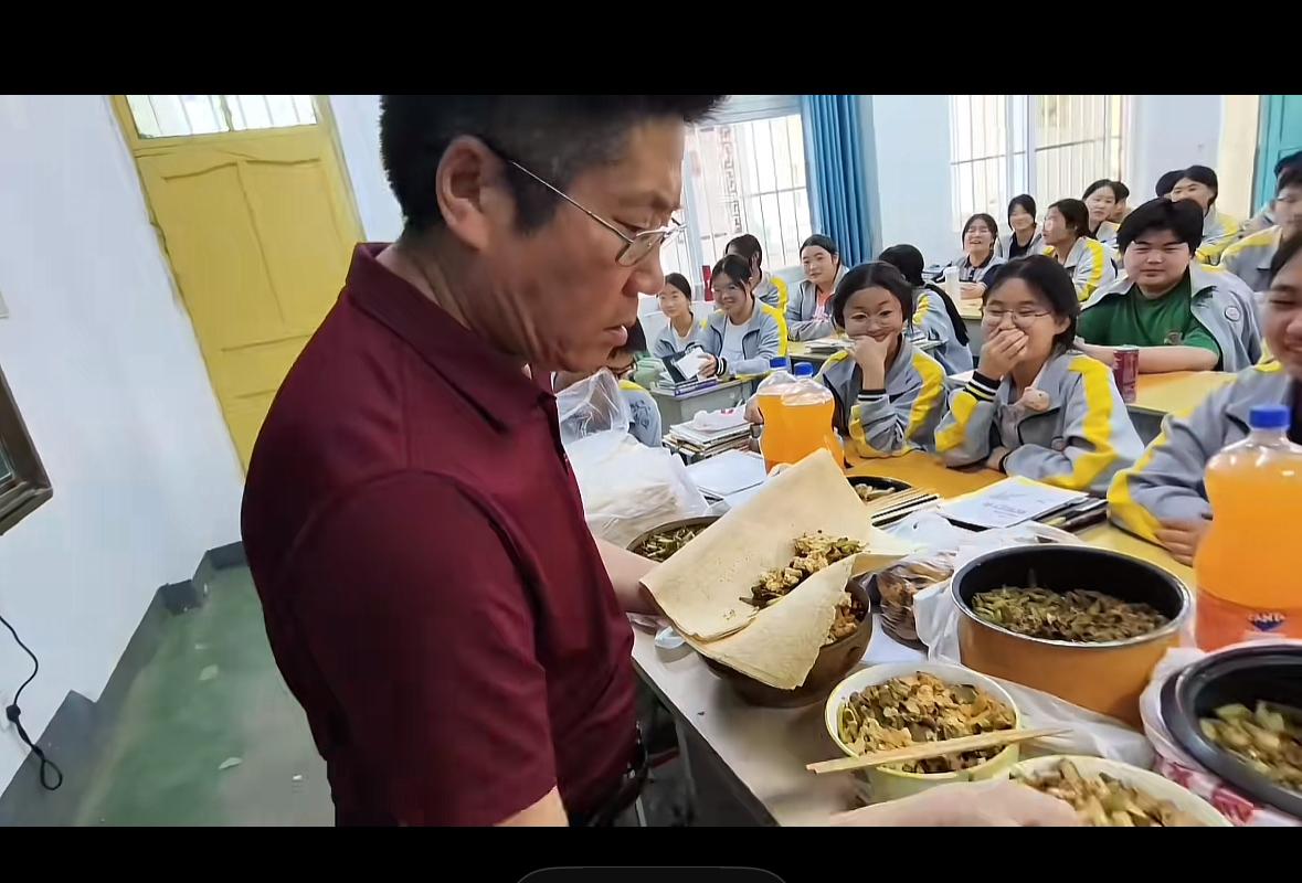 一张卷饼、一瓶饮料，江苏邳州市官湖高级中学的老师在毕业之际给学生带来了卷饼和炒菜