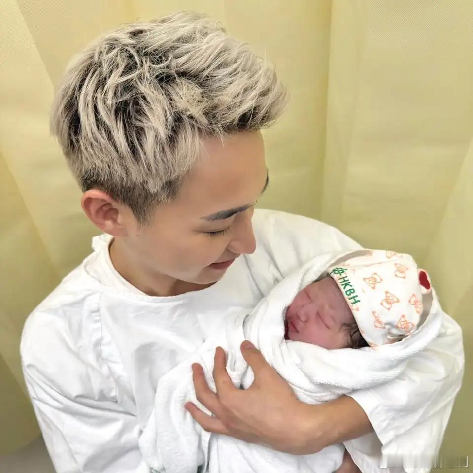 容天佑宣布B女出世 重近8磅！五官精緻超得意.  容天佑日前喺社交平台宣布喜訊，