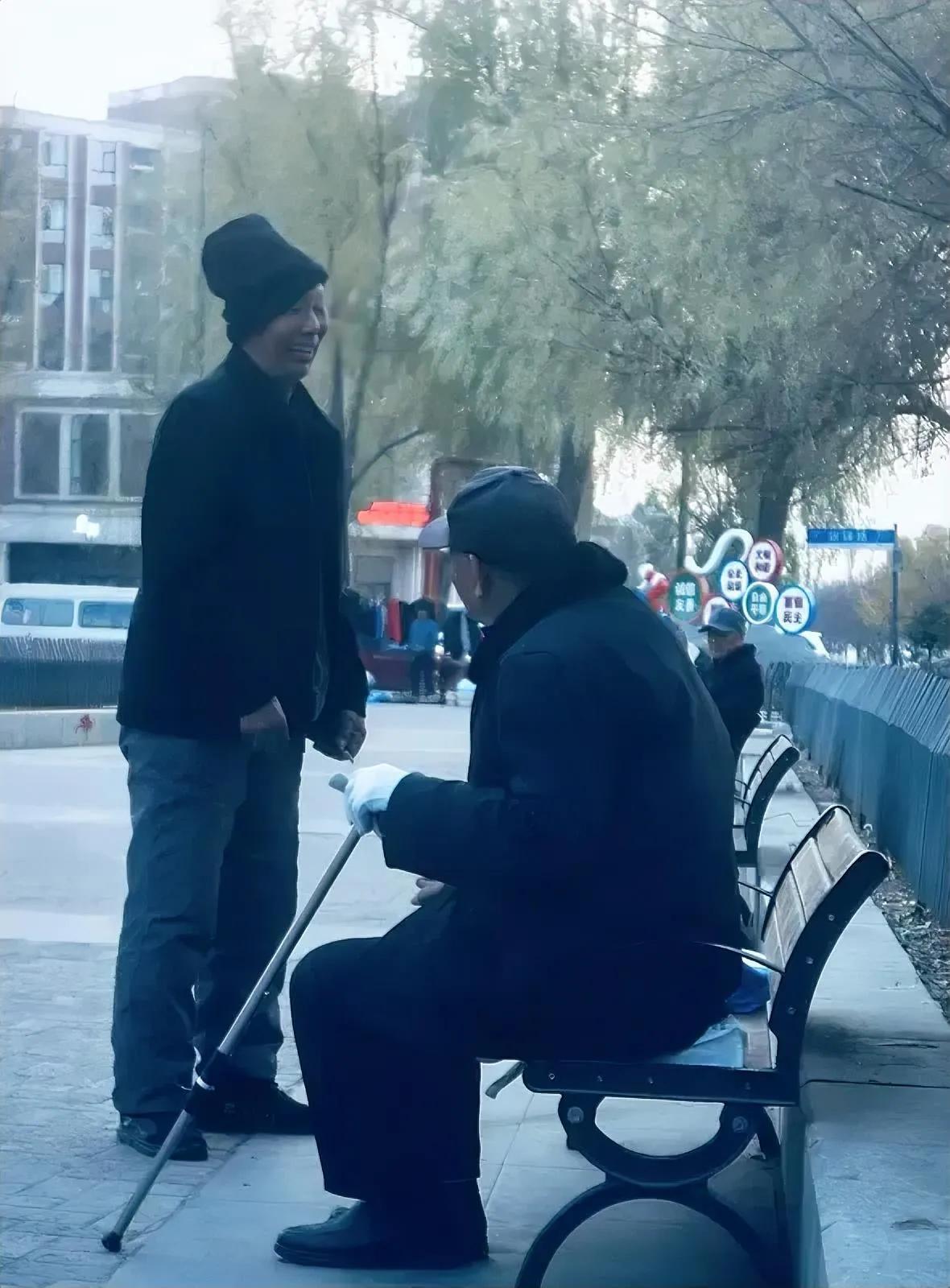 自身端正，真的不用怕他人是非。君子身边常围绕小人，这不是偶然。你活得正直有原则，