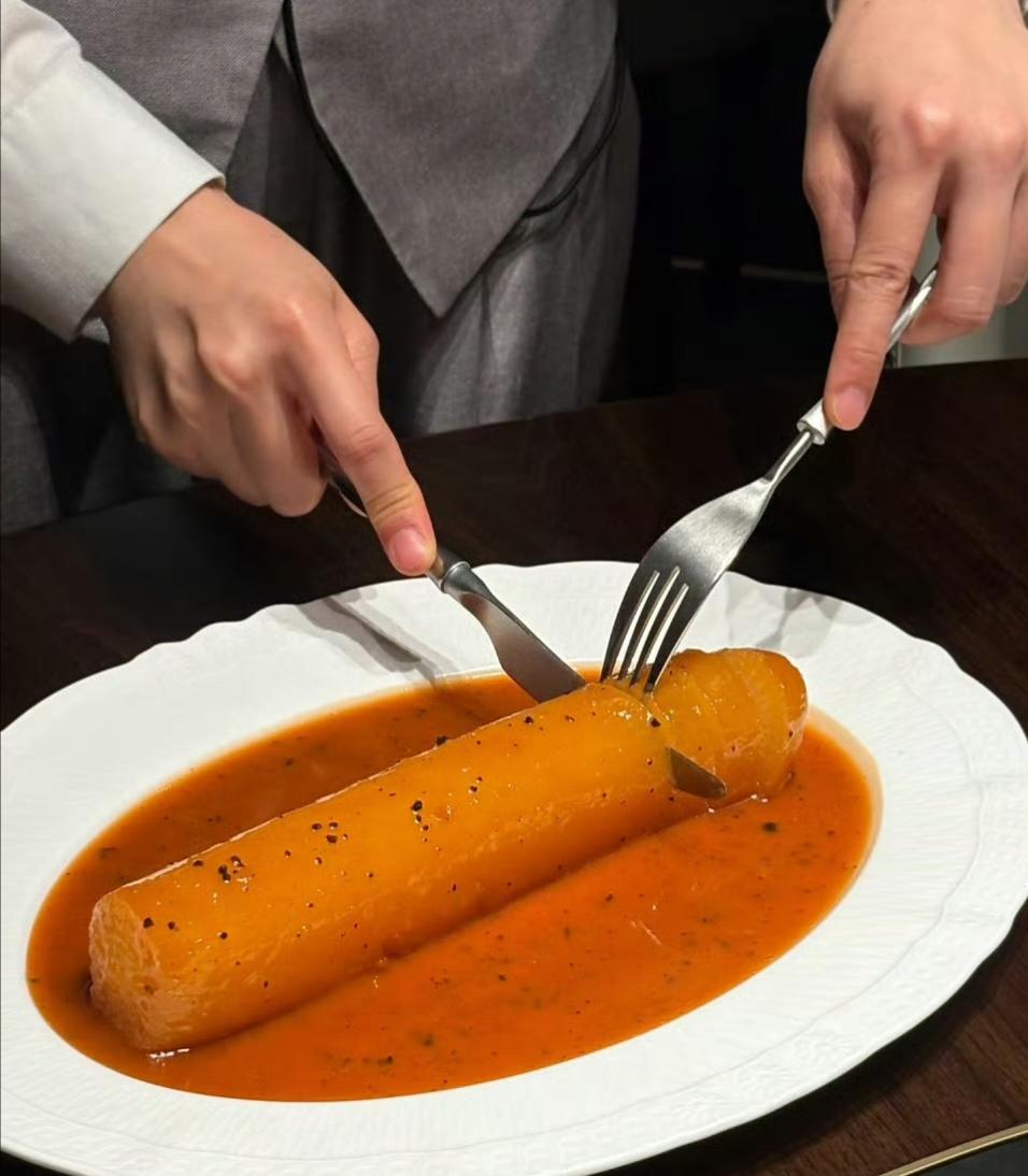 98元一根的萝卜？别被“精致穷”骗麻了！
“盘要大，量要少，空的地方放根草！抹点