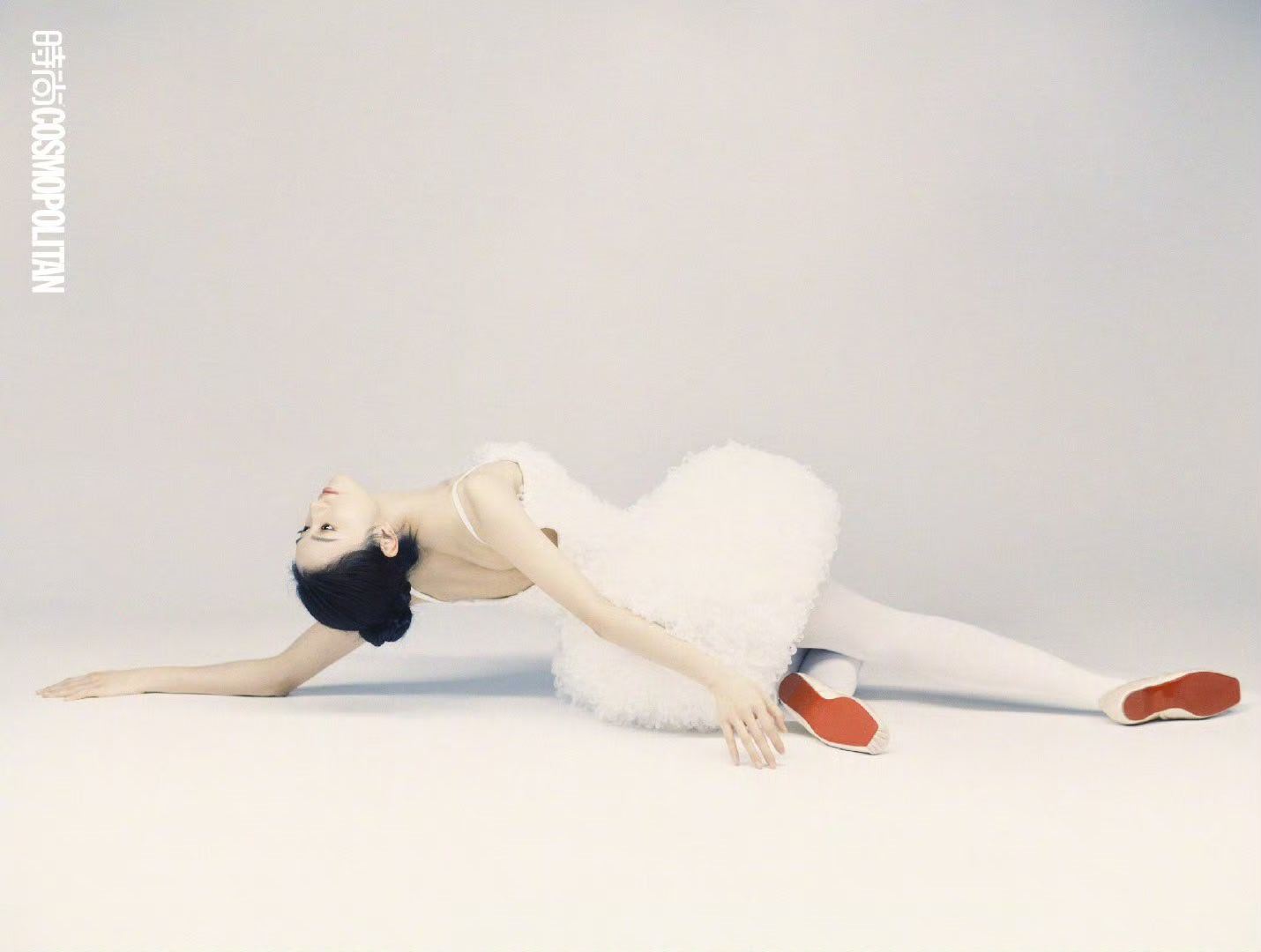 刘浩存COSMO生日刊封面刘浩存COSMO线条感大片  刘浩存的COSMO生日刊