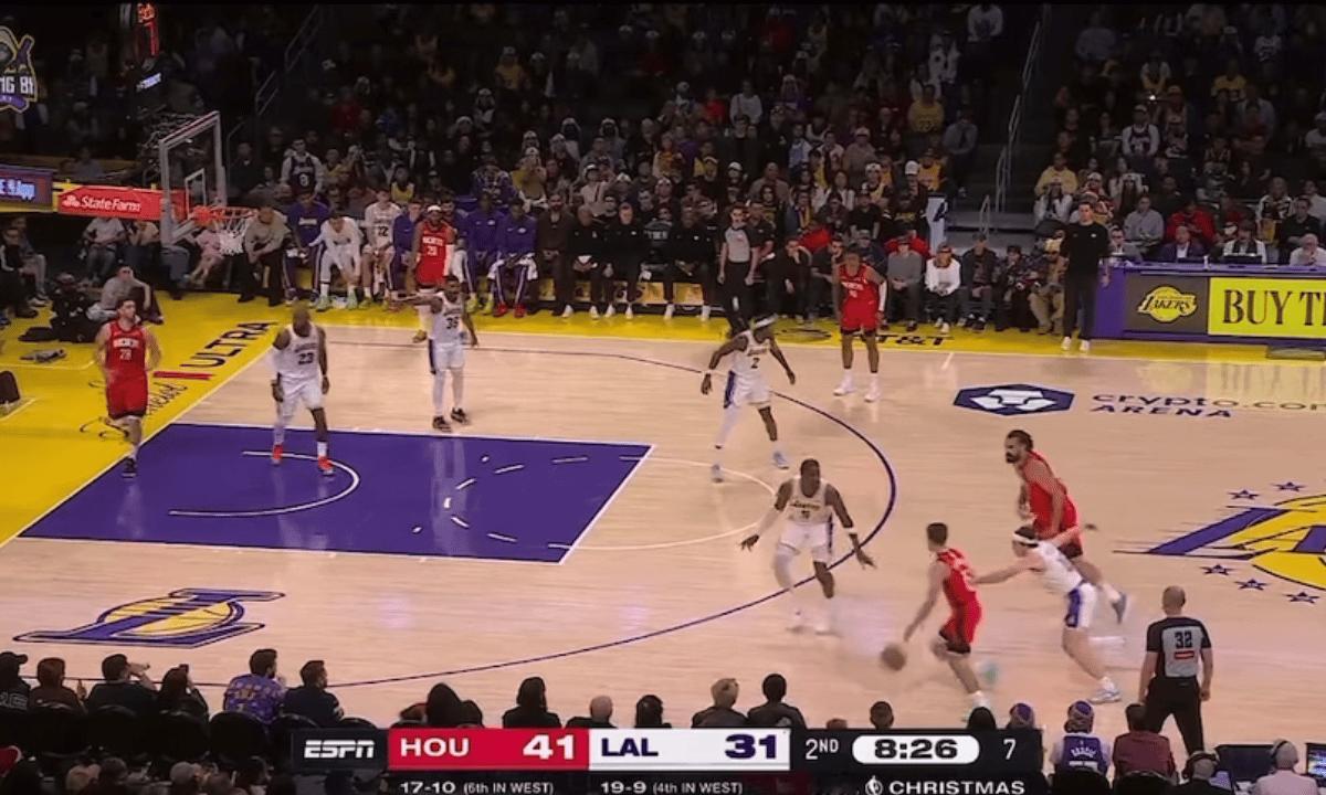 虽然詹姆斯防守申京时看都不看他一眼，导致申京在无人防守的情况下补篮得分；但必须要