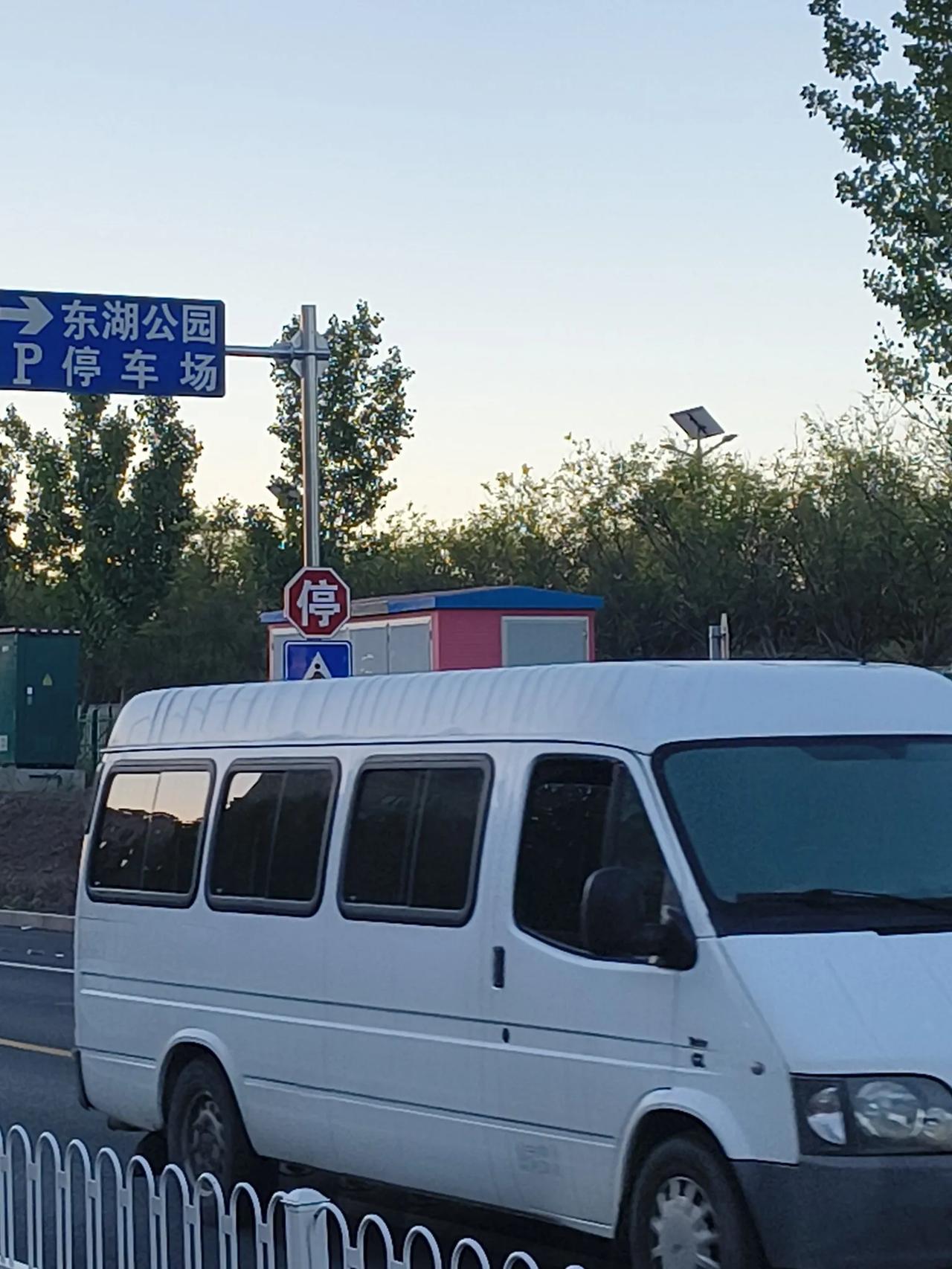 天津东丽湖的东湖这个停车场，终于赶在国庆节的这一天开启使用了。喜欢锻炼的朋友们，