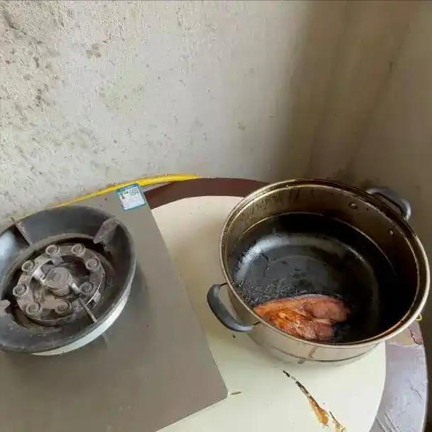 男子炖肉睡着，醒来床边全是消防员
[我想静静]宁波北仑一名男子在家炖肉，想着躺一