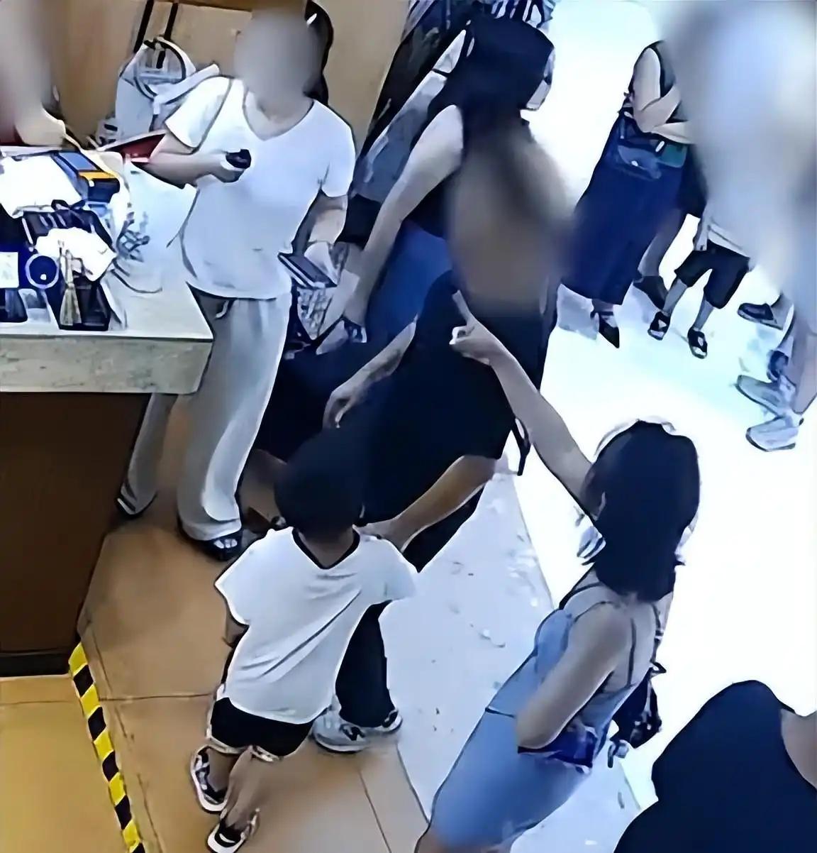 第一次见识到，维权还能做成一门生意。长沙餐厅意外磕碰，4岁幼童成了“性骚扰”被告