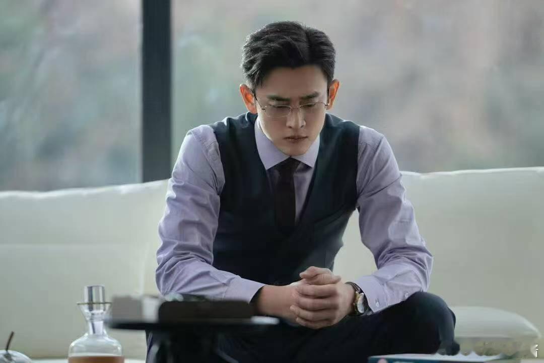 王天辰眼镜一戴谁也不爱  王天辰戴上金丝眼镜之后，就好像在小说里走出来的反派男主