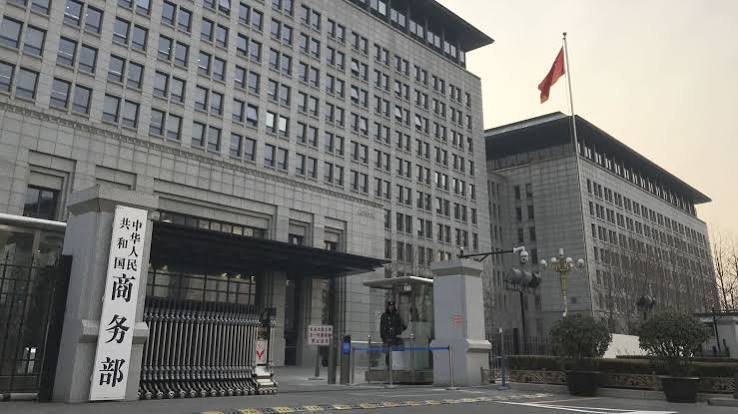 美方再次更新制裁清单，将部分中国科研机构列入其中。商务部对此表示强烈不满与坚决反