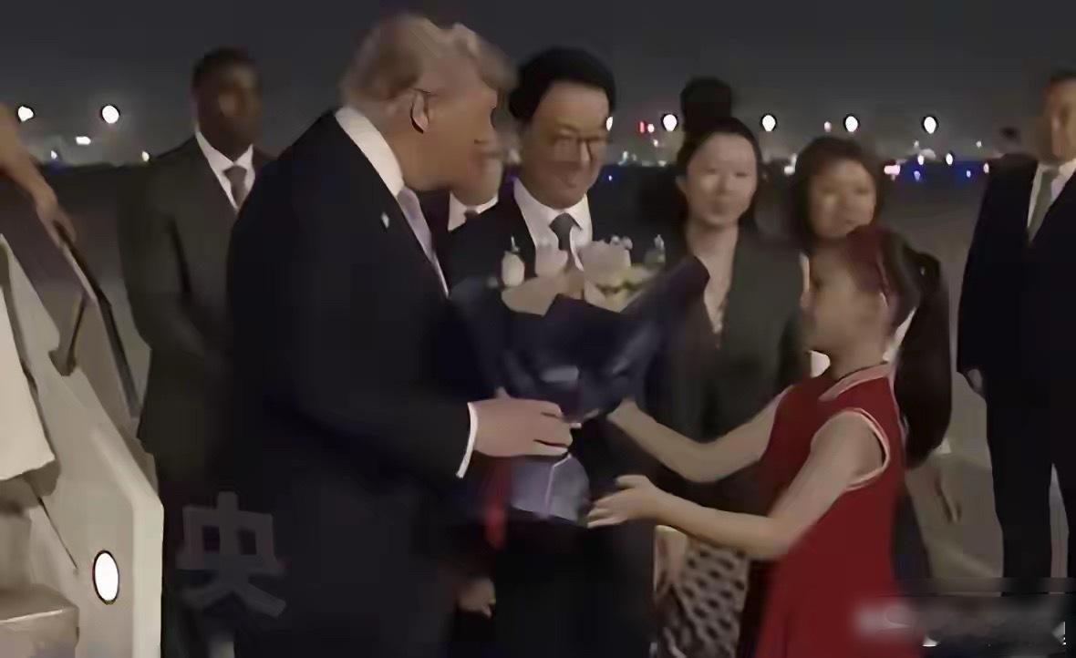 特朗普刚下飞机，专门找一个红裙子女孩送花，很宣示主权