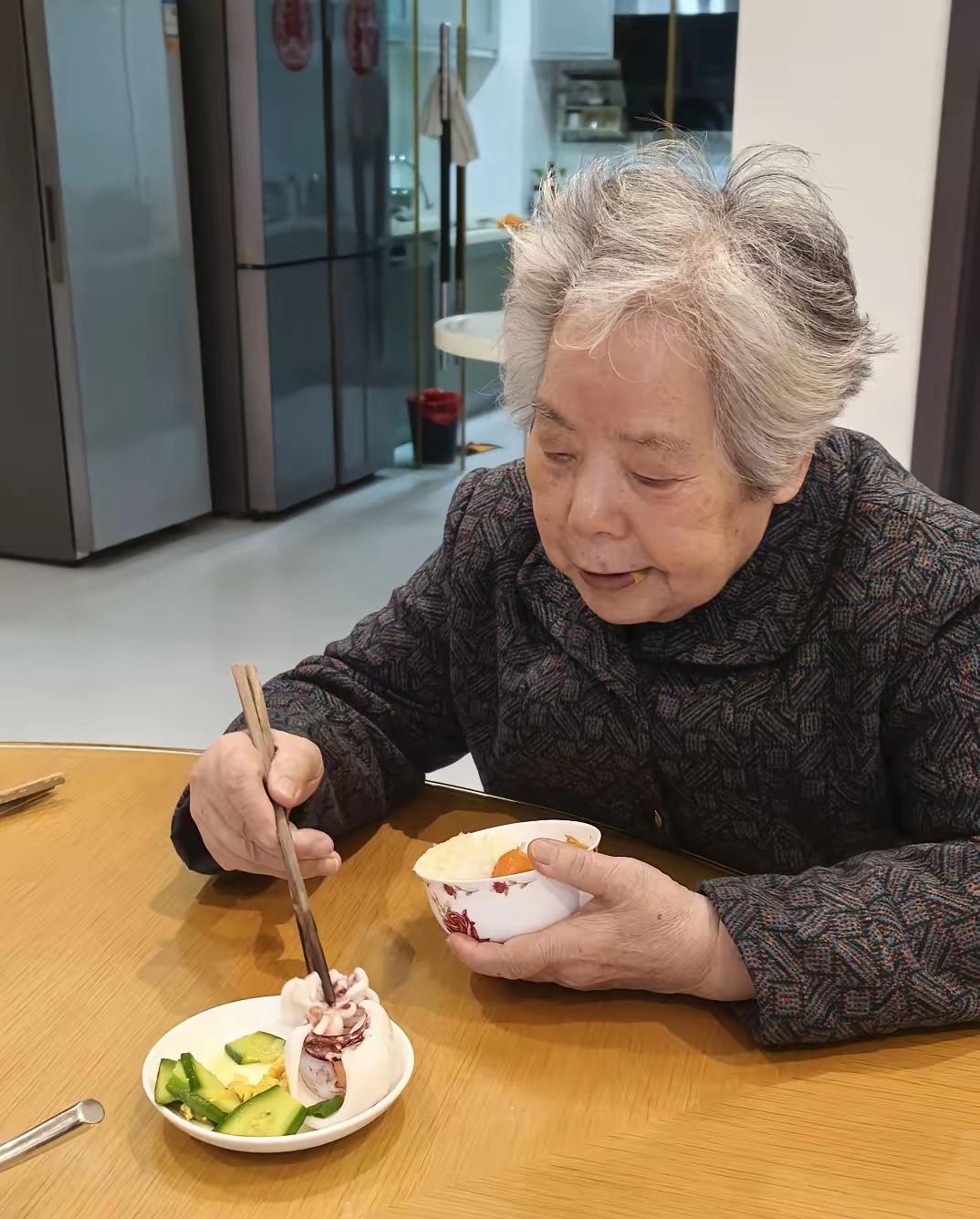 老人的自律！
奶奶吃饭的时候，总是让给她拿个小盘，把吃的菜给她拣到小盘里，还自言