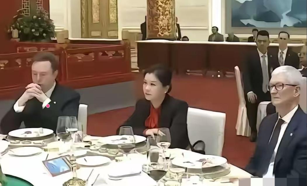 很多人好奇坐在马斯克和库克中间的女人是谁？她叫周群飞，早年出生于湖南湘乡，大专学