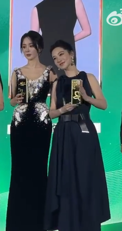 杨幂扶杨紫腰那一下杨幂揽腰杨紫歪头 杨幂扶杨紫腰那一下，杨幂揽腰杨紫歪头，咱就说