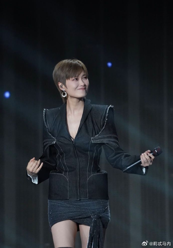 李宇春粉丝举大旗应援李宇春把拼盘唱成主场了谁能拒绝这般氛围感满满的现场演出，粉丝