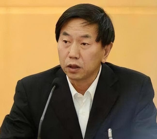 2000年，山西灵石县县县长耿彦波，因工作调动要离开灵石。老百姓知道后，大家茶余