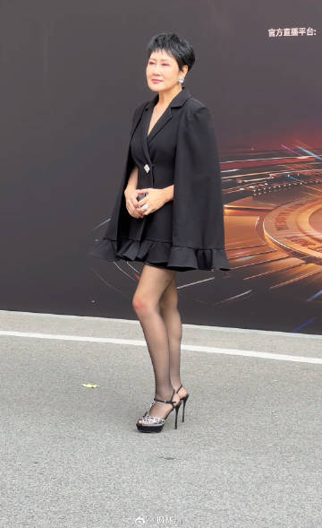 自己穿黑丝叫我们买足力健