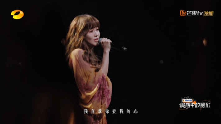 侯佩岑唱什么呢听不懂想亲 侯佩岑的歌声甜到齁！《喜欢你》被她唱得温柔又治愈，舞台