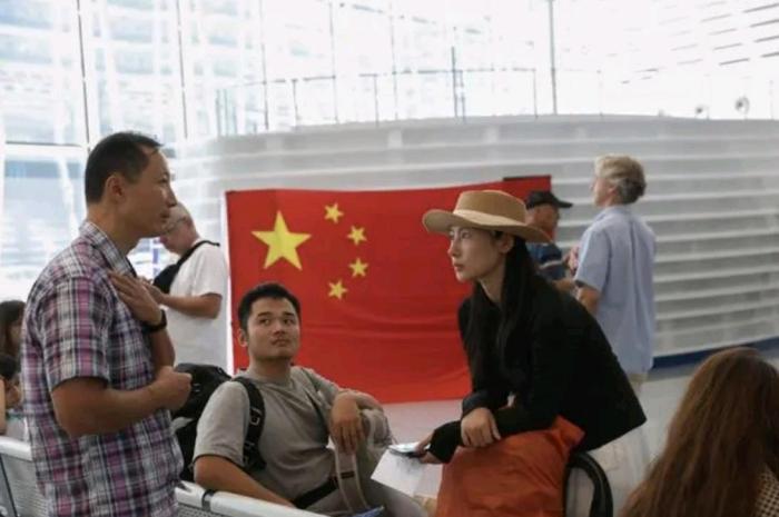 黎以冲突爆发后，我国仍有大量公民滞留在黎巴嫩境内，考虑到他们的生命安全，我国政府