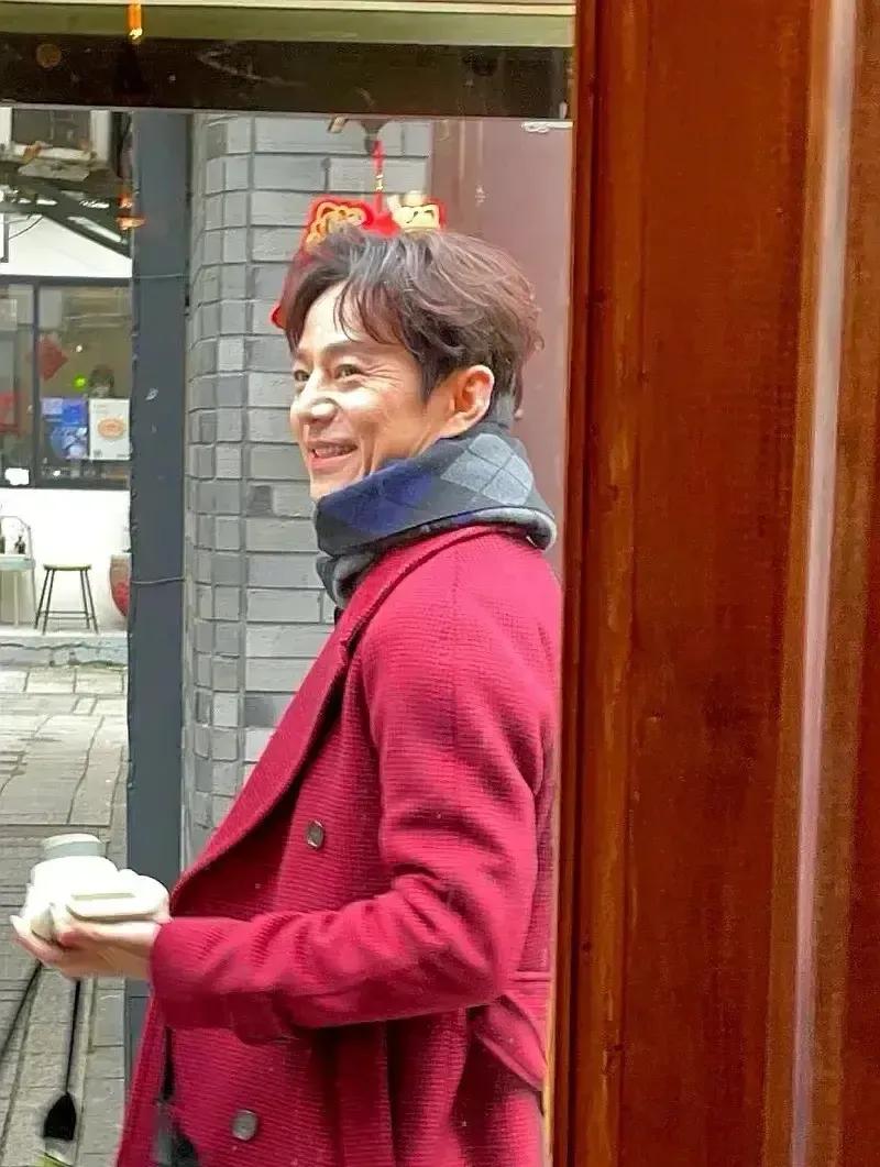 何炅40岁了，瘦子容易出皱纹。